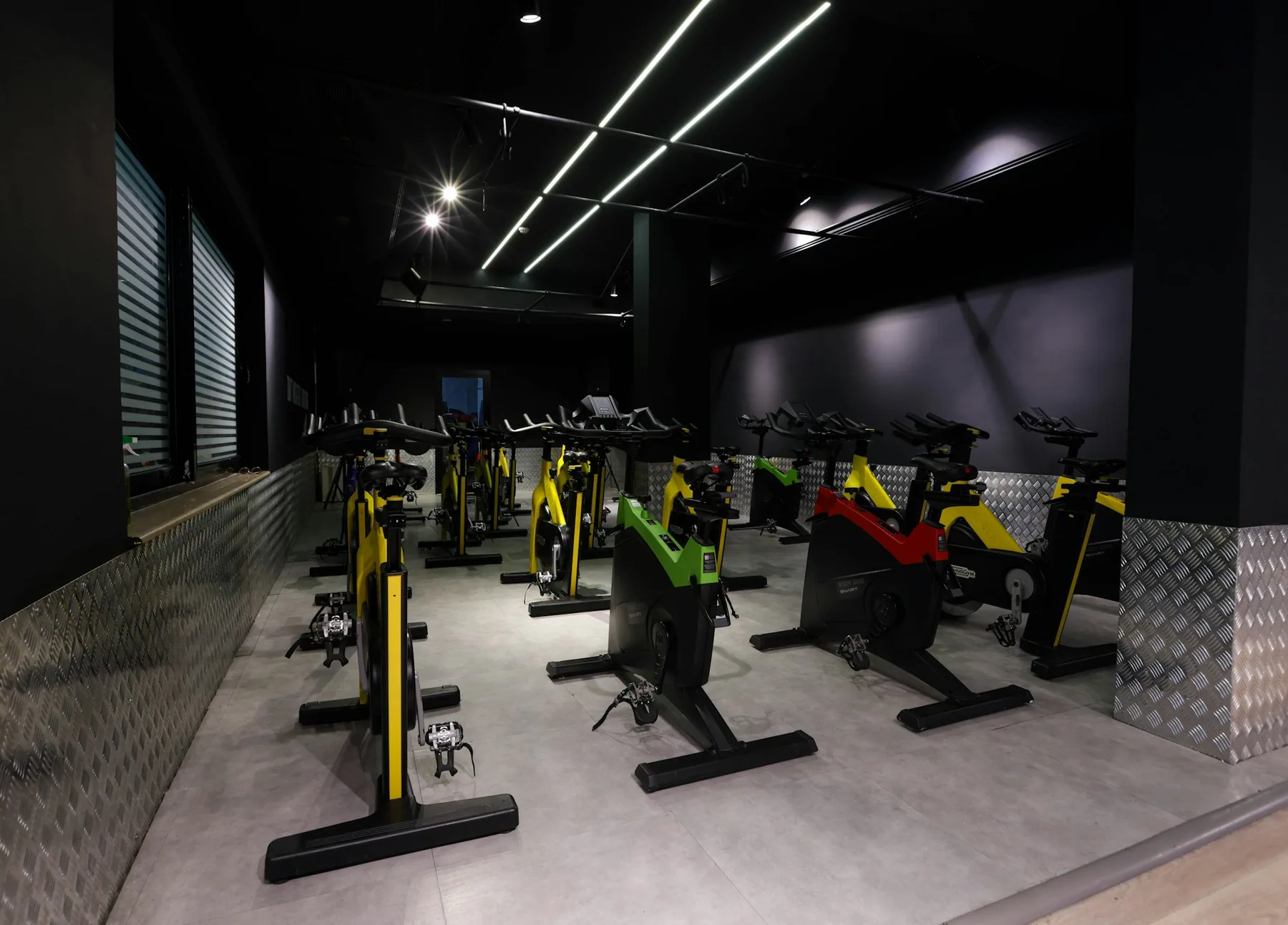 A studio room full of stationary bikes